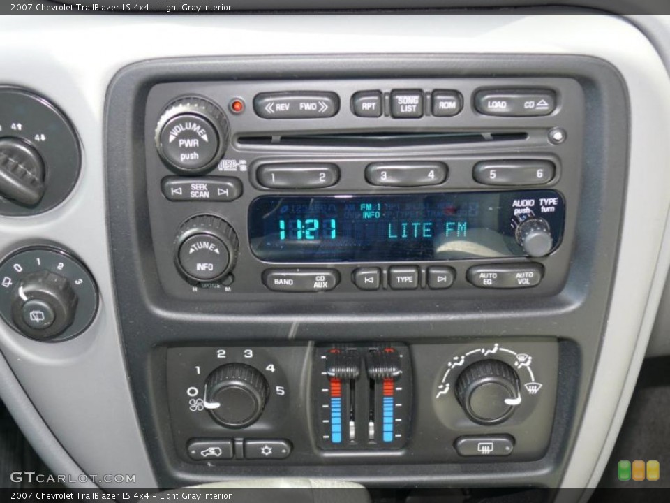 Light Gray Interior Controls for the 2007 Chevrolet TrailBlazer LS 4x4 #37892988