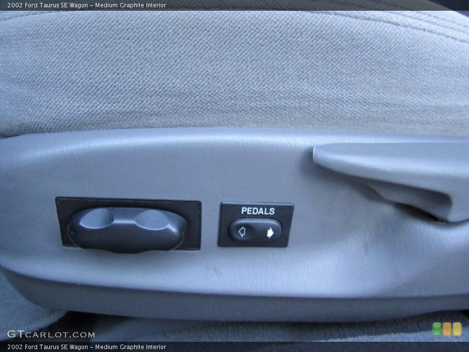 Medium Graphite Interior Controls for the 2002 Ford Taurus SE Wagon #37912617