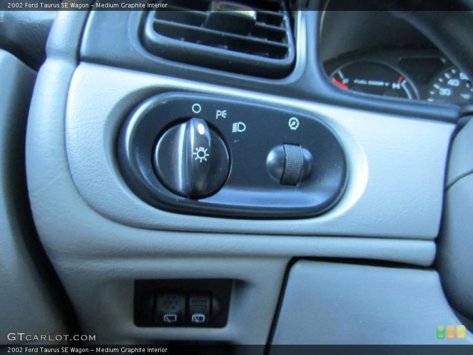 Medium Graphite Interior Controls for the 2002 Ford Taurus SE Wagon #37912649