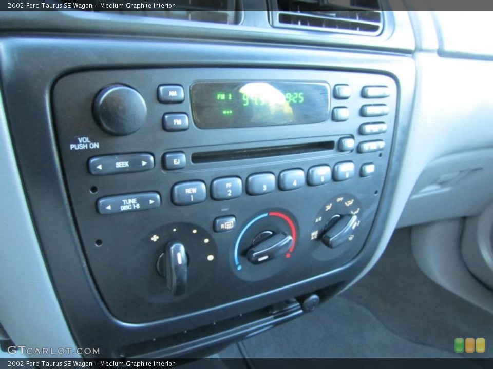 Medium Graphite Interior Controls for the 2002 Ford Taurus SE Wagon #37912713