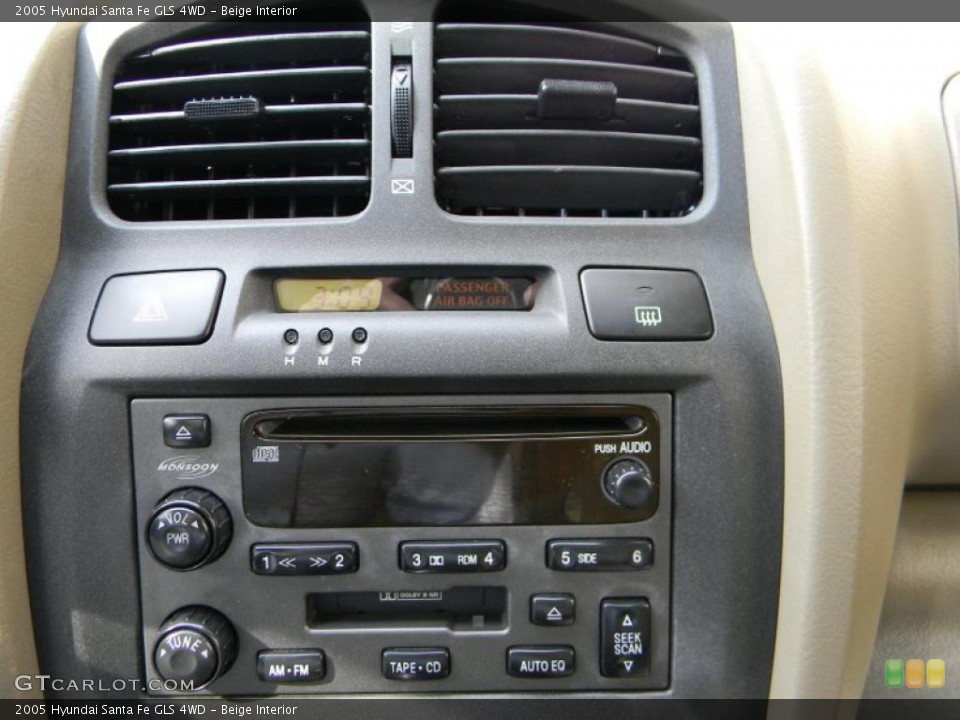 Beige Interior Controls for the 2005 Hyundai Santa Fe GLS 4WD #37913181
