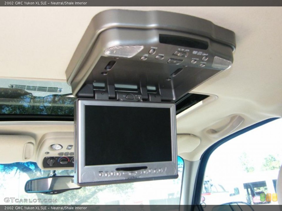 Neutral/Shale Interior Controls for the 2002 GMC Yukon XL SLE #37948376
