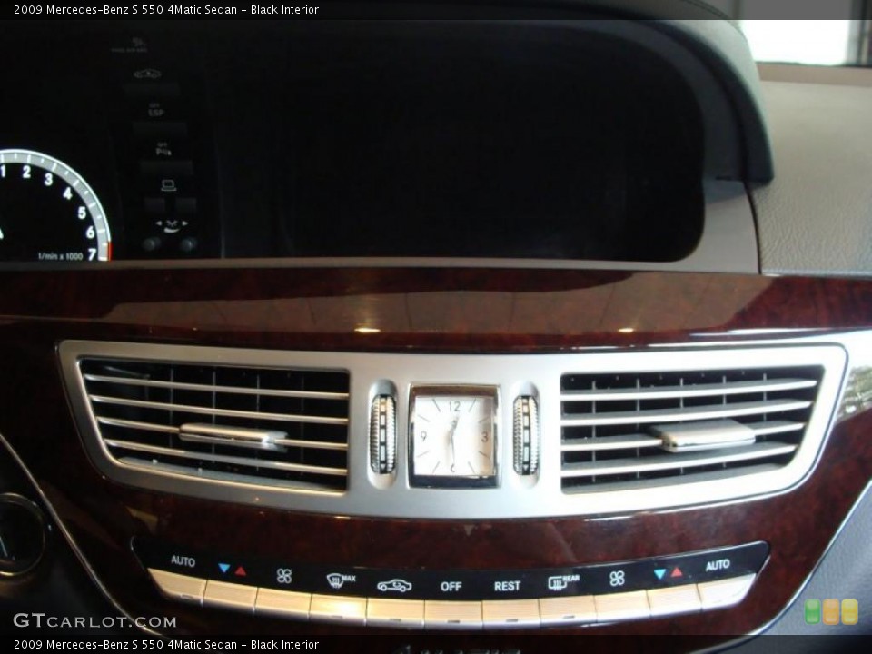 Black Interior Controls for the 2009 Mercedes-Benz S 550 4Matic Sedan #37953108