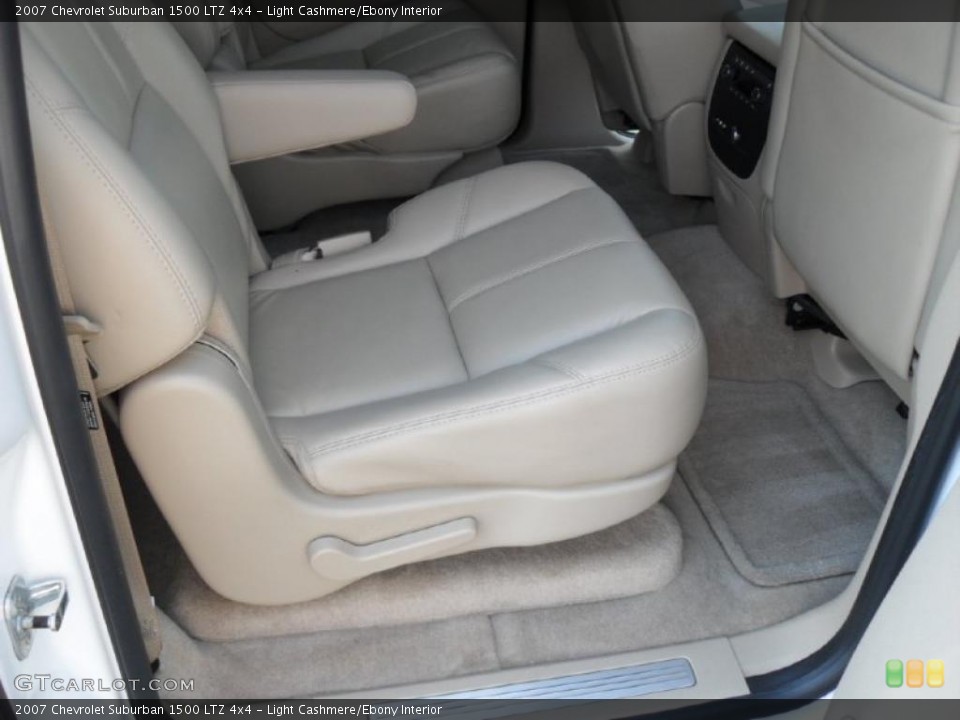 Light Cashmere/Ebony Interior Photo for the 2007 Chevrolet Suburban 1500 LTZ 4x4 #37977468