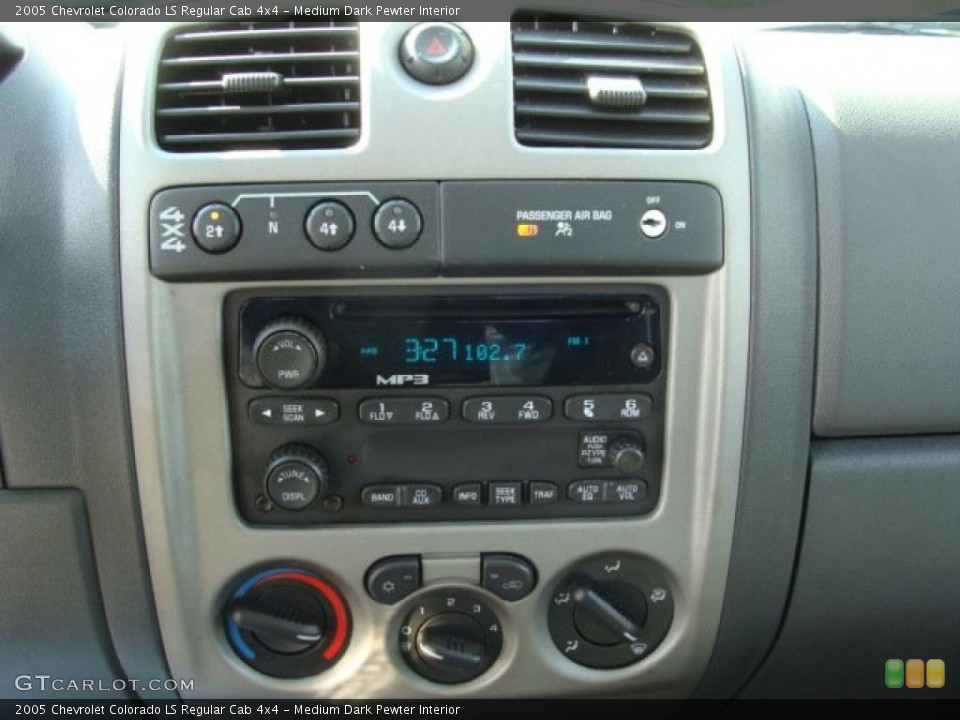 Medium Dark Pewter Interior Controls for the 2005 Chevrolet Colorado LS Regular Cab 4x4 #37999802