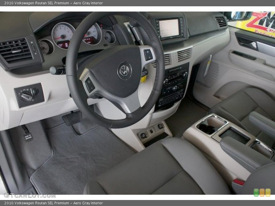 Aero Gray Interior Photo for the 2010 Volkswagen Routan SEL Premium #38008413