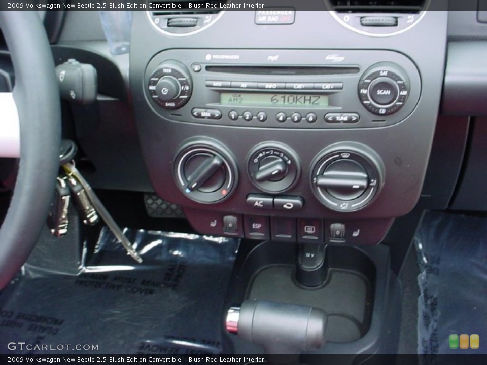 Blush Red Leather Interior Controls for the 2009 Volkswagen New Beetle 2.5 Blush Edition Convertible #38014724
