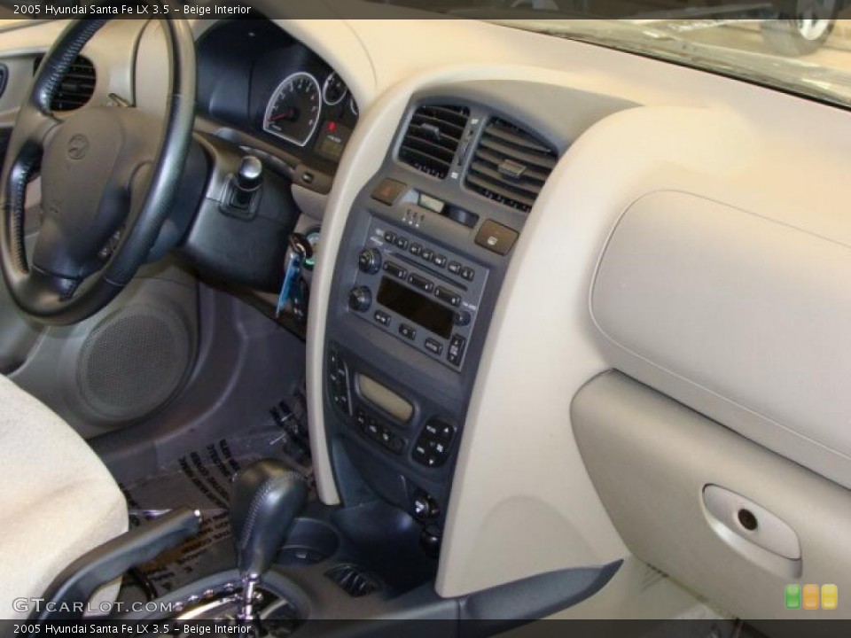 Beige Interior Photo for the 2005 Hyundai Santa Fe LX 3.5 #38021068