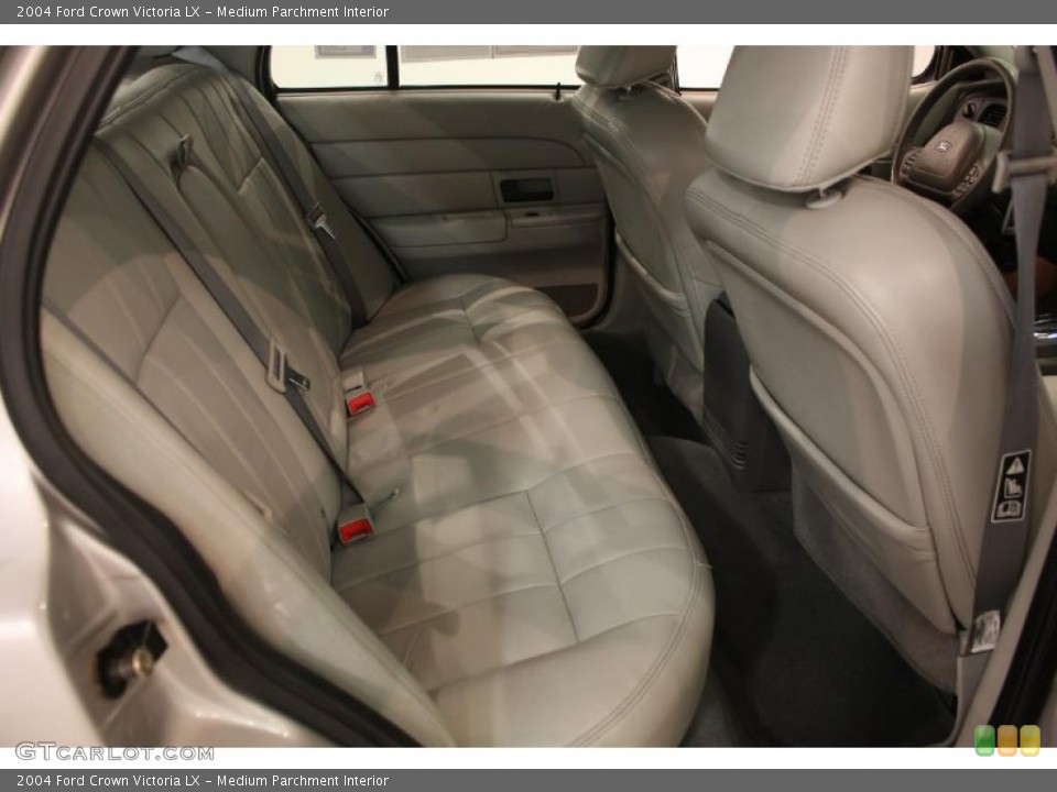 Medium Parchment Interior Photo for the 2004 Ford Crown Victoria LX #38024536
