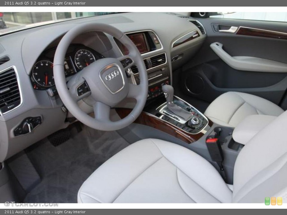 Light Gray Interior Photo for the 2011 Audi Q5 3.2 quattro #38026966