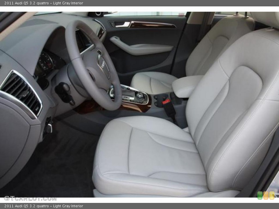Light Gray Interior Photo for the 2011 Audi Q5 3.2 quattro #38026978
