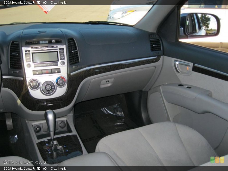 Gray Interior Photo for the 2009 Hyundai Santa Fe SE 4WD #38054466