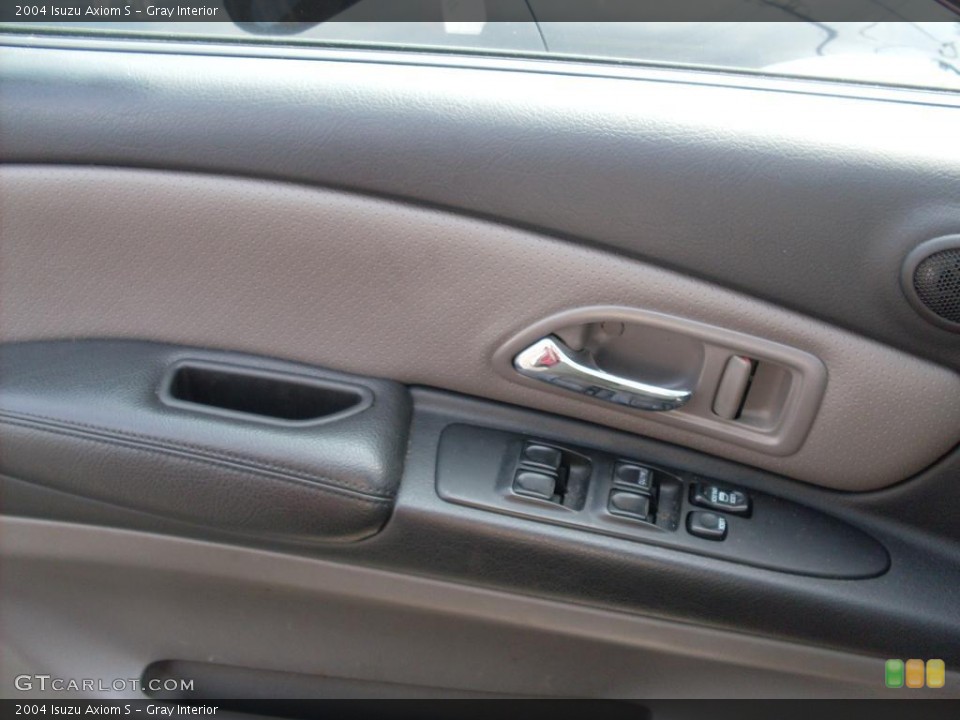 Gray Interior Photo for the 2004 Isuzu Axiom S #38080603