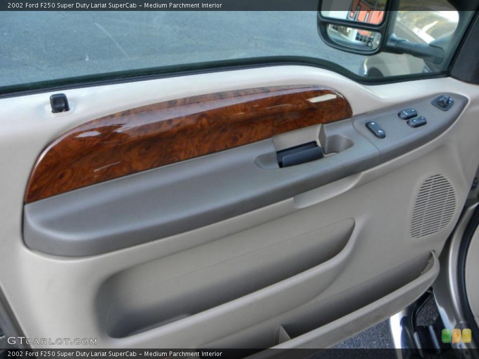 Medium Parchment Interior Photo for the 2002 Ford F250 Super Duty Lariat SuperCab #38082975