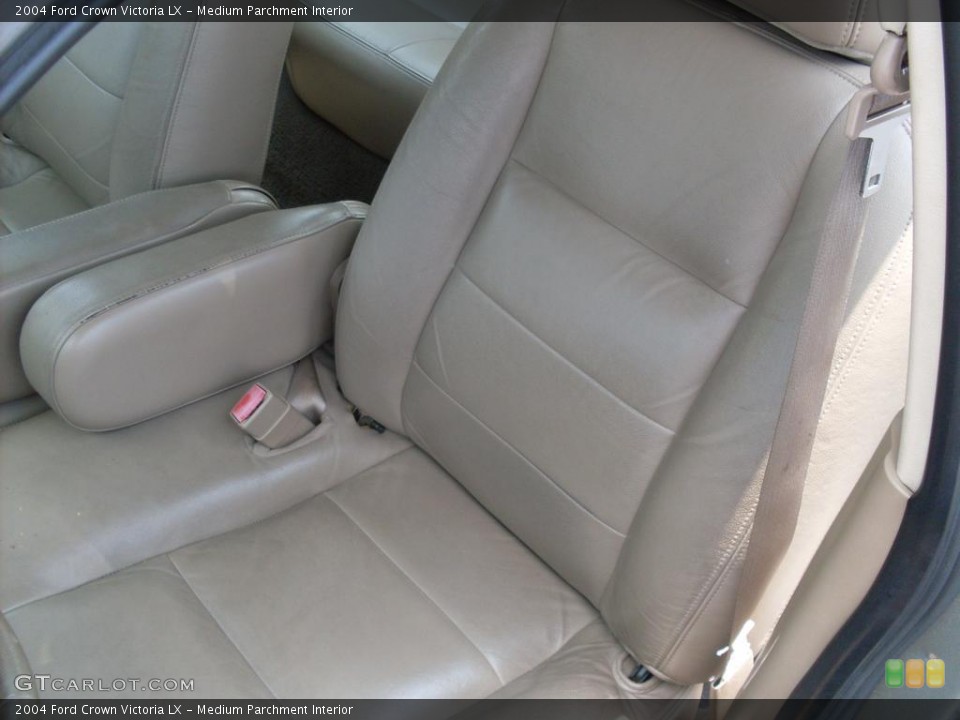 Medium Parchment Interior Photo for the 2004 Ford Crown Victoria LX #38085006