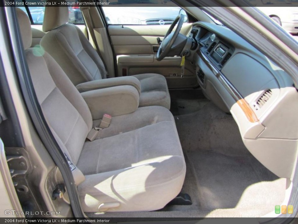 Medium Parchment Interior Photo for the 2004 Ford Crown Victoria LX #38087859