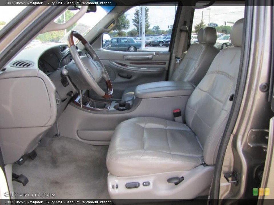 Medium Parchment Interior Photo for the 2002 Lincoln Navigator Luxury 4x4 #38110855