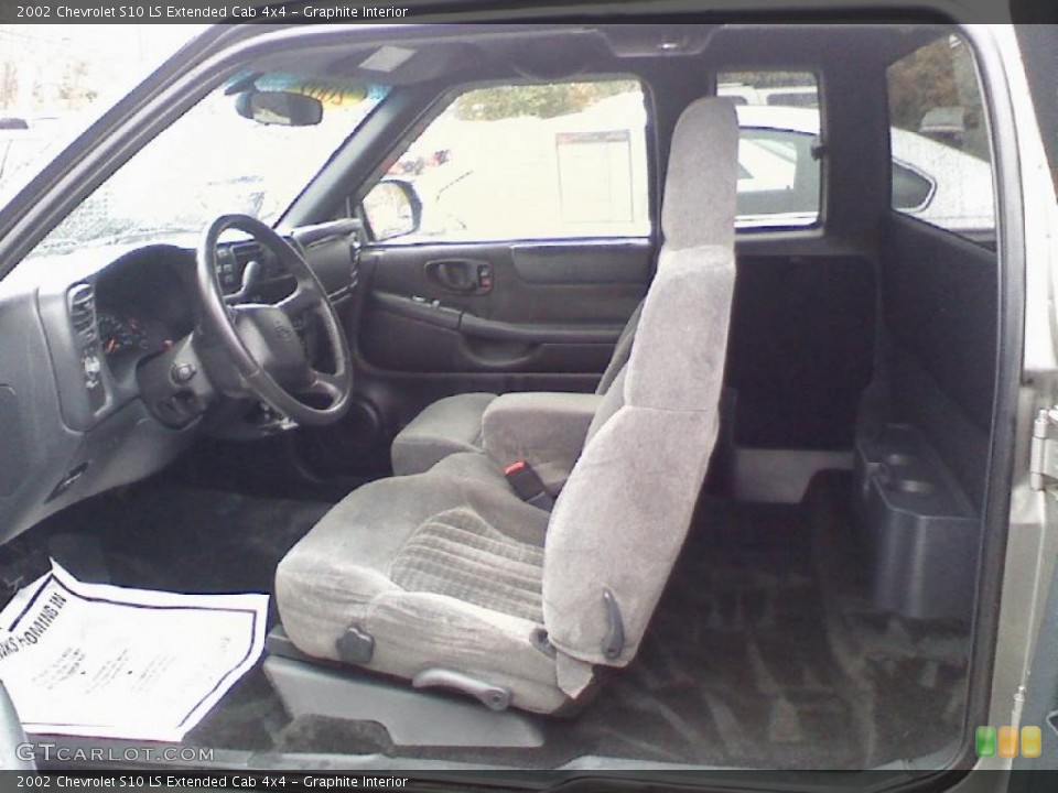 Graphite Interior Photo for the 2002 Chevrolet S10 LS Extended Cab 4x4 #38112719