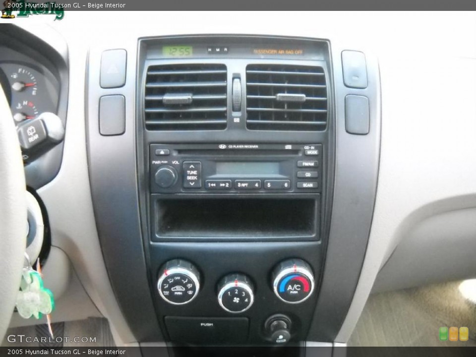 Beige Interior Controls for the 2005 Hyundai Tucson GL #38113995