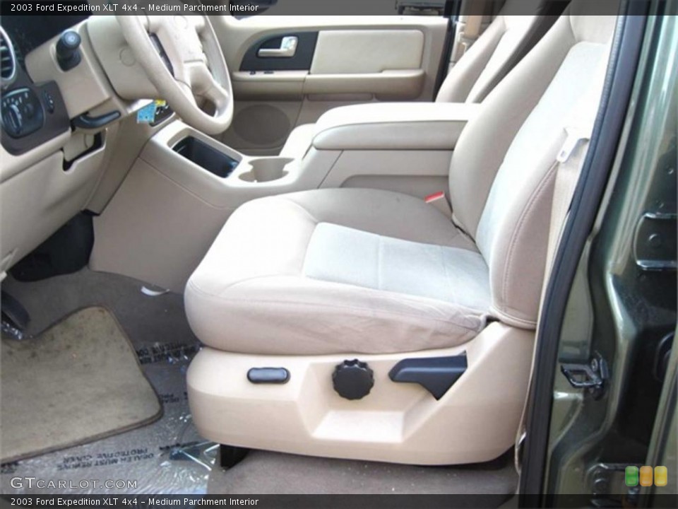 Medium Parchment Interior Photo for the 2003 Ford Expedition XLT 4x4 #38114935
