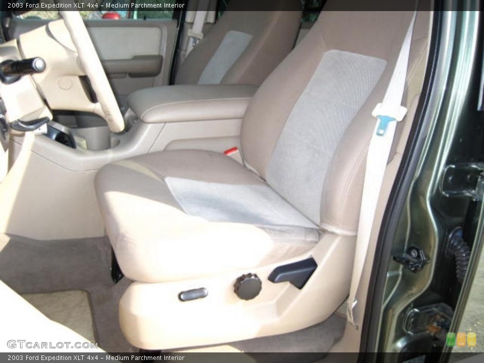 Medium Parchment Interior Photo for the 2003 Ford Expedition XLT 4x4 #38114951