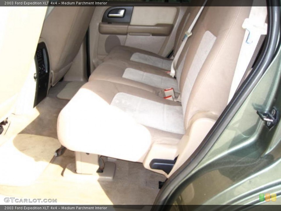 Medium Parchment Interior Photo for the 2003 Ford Expedition XLT 4x4 #38114971