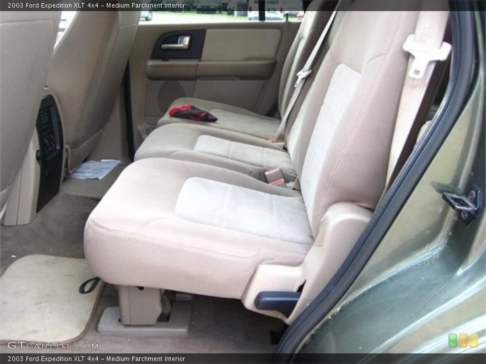Medium Parchment Interior Photo for the 2003 Ford Expedition XLT 4x4 #38114983