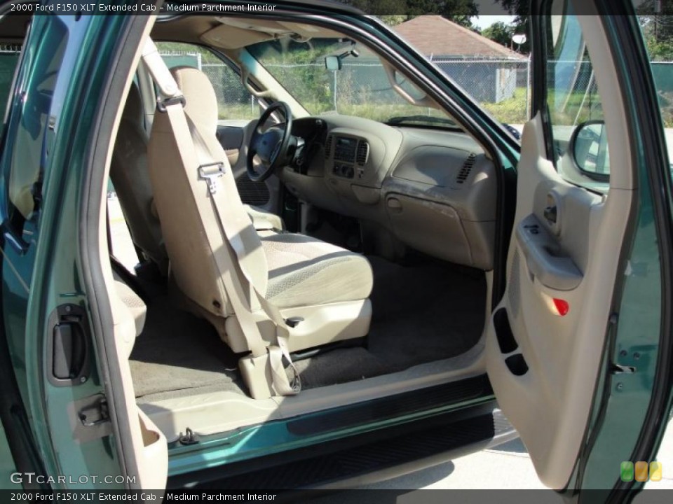 Medium Parchment Interior Photo for the 2000 Ford F150 XLT Extended Cab #38122519