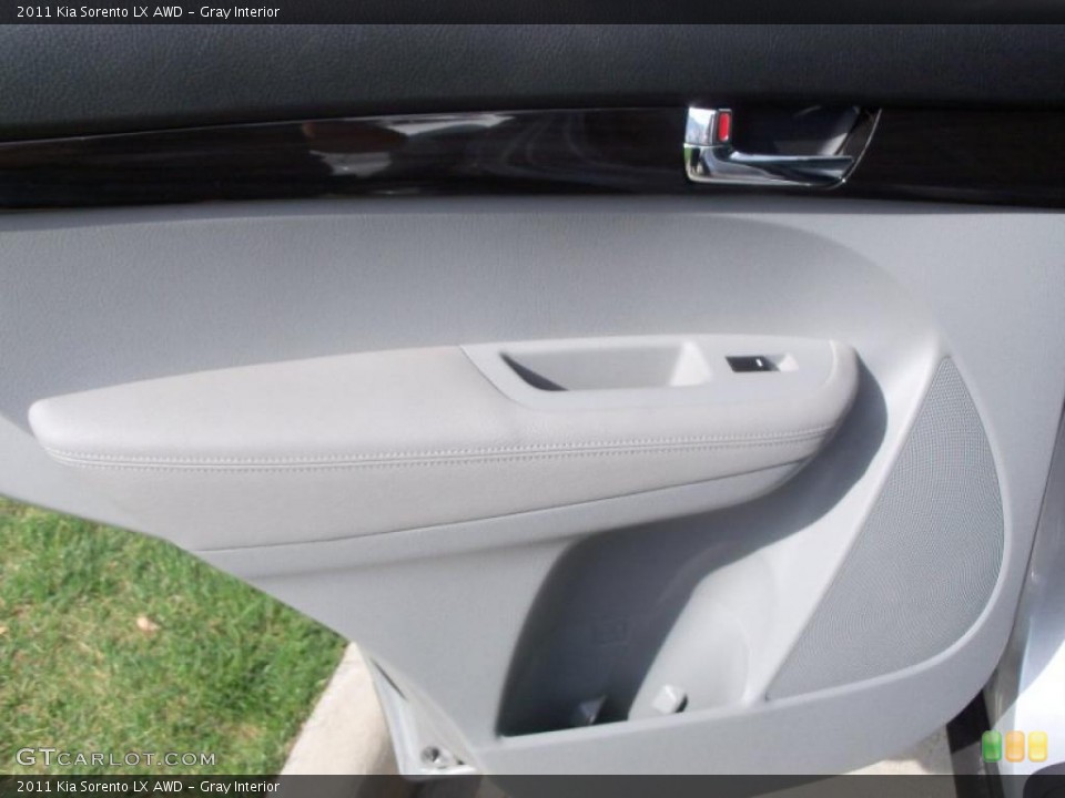 Gray Interior Photo for the 2011 Kia Sorento LX AWD #38131318