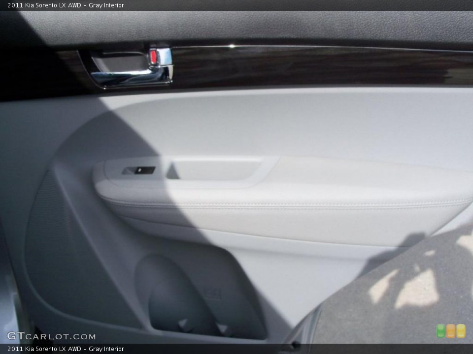 Gray Interior Photo for the 2011 Kia Sorento LX AWD #38131346