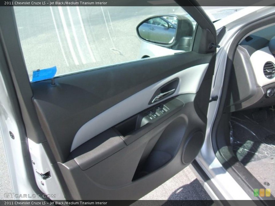 Jet Black/Medium Titanium Interior Photo for the 2011 Chevrolet Cruze LS #38144979
