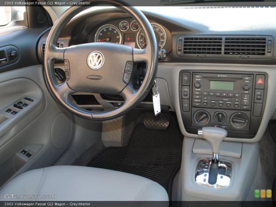 Grey Interior Controls for the 2003 Volkswagen Passat GLS Wagon #38171217
