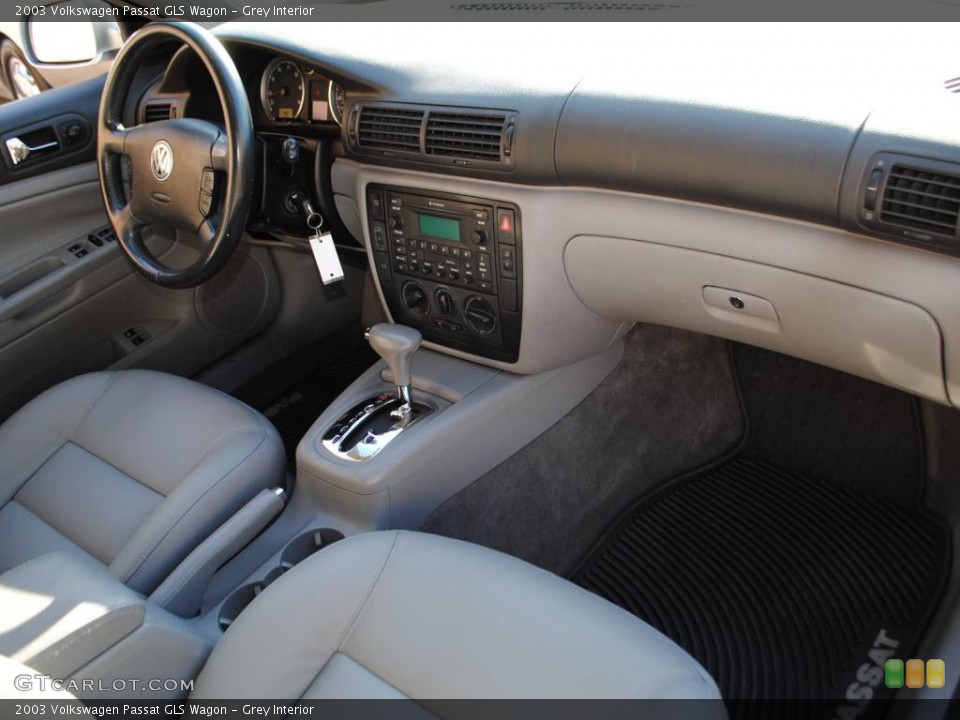 Grey Interior Dashboard for the 2003 Volkswagen Passat GLS Wagon #38171236