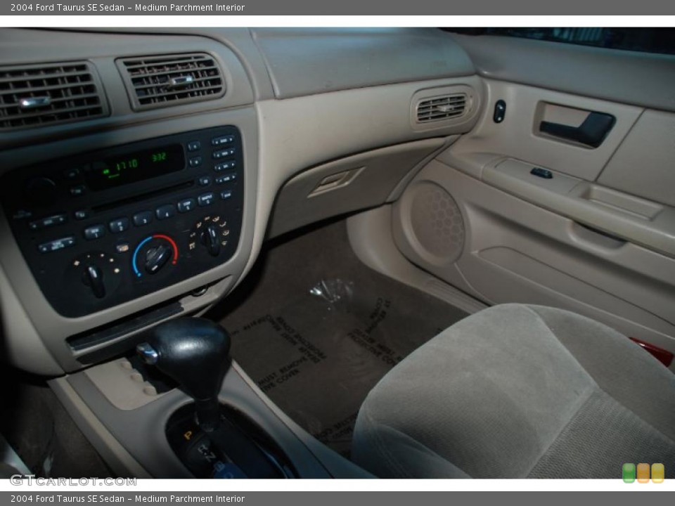 Medium Parchment Interior Photo for the 2004 Ford Taurus SE Sedan #38175024
