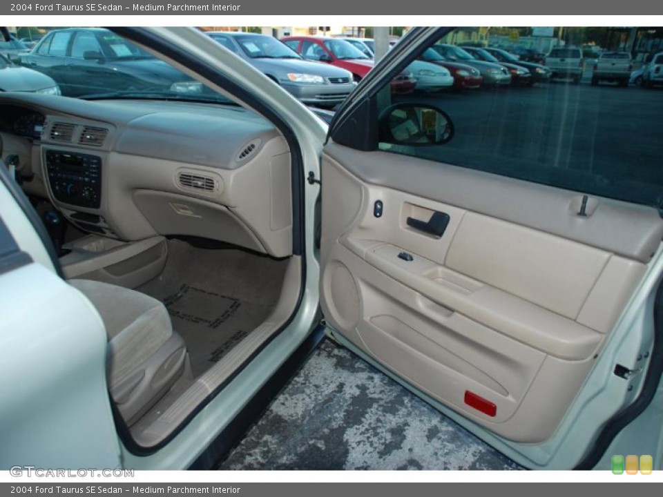 Medium Parchment Interior Photo for the 2004 Ford Taurus SE Sedan #38175048