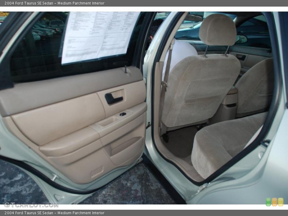 Medium Parchment Interior Photo for the 2004 Ford Taurus SE Sedan #38175064