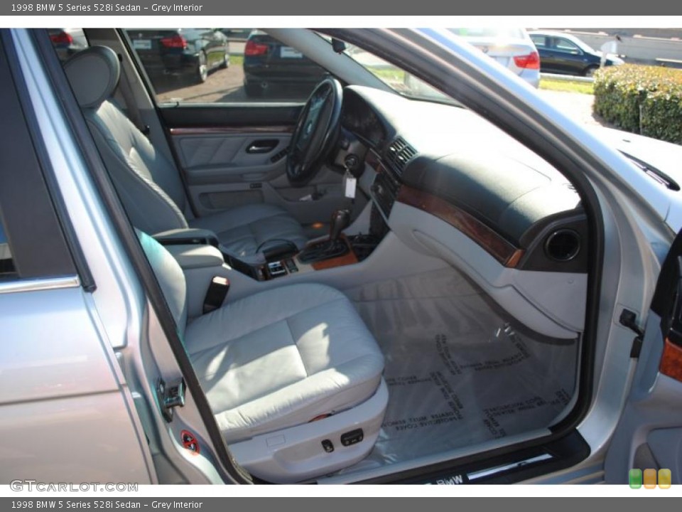 Grey Interior Photo for the 1998 BMW 5 Series 528i Sedan #38180976