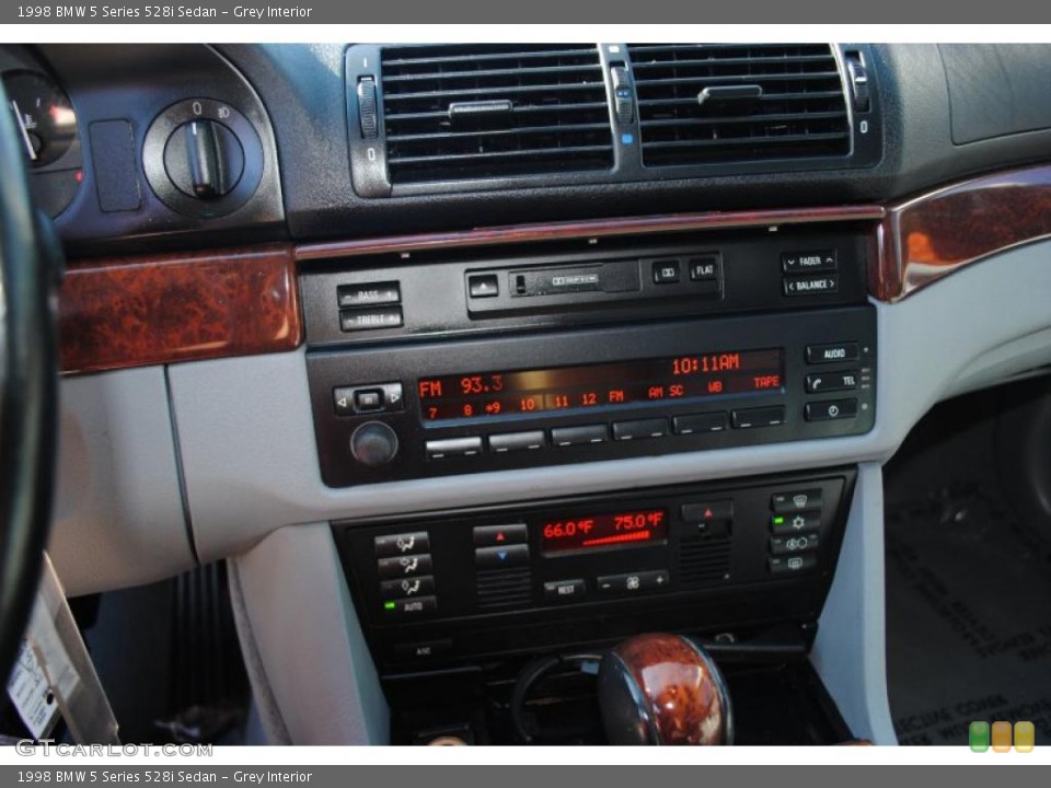 Grey Interior Controls for the 1998 BMW 5 Series 528i Sedan #38181064