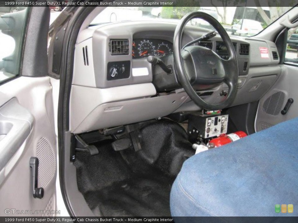 Medium Graphite Interior Photo for the 1999 Ford F450 Super Duty XL Regular Cab Chassis Bucket Truck #38201136