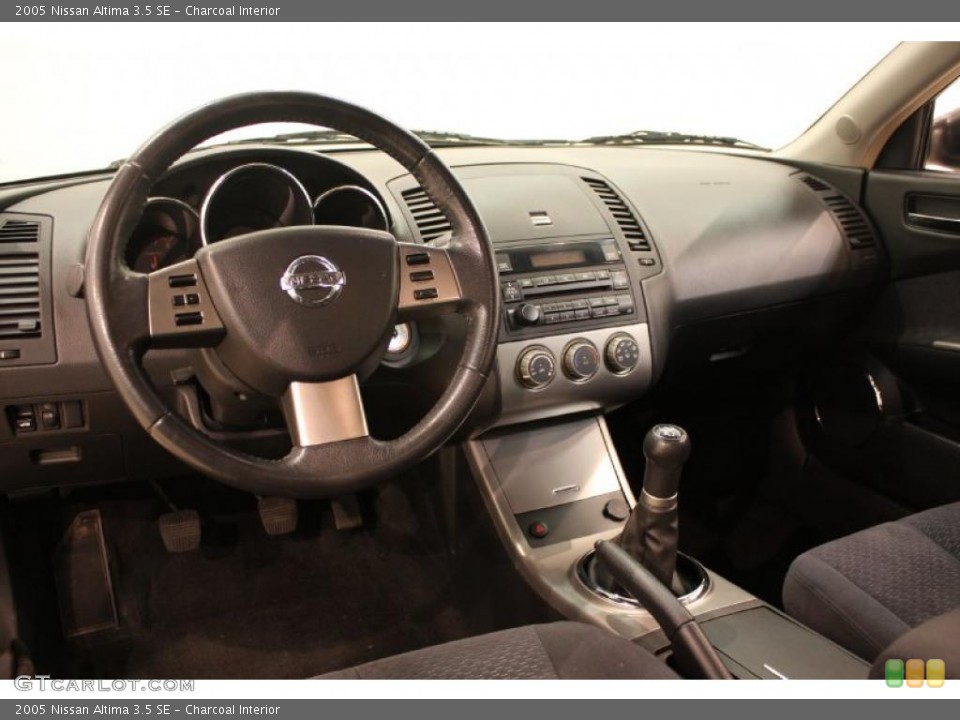 Charcoal Interior Photo for the 2005 Nissan Altima 3.5 SE #38301123