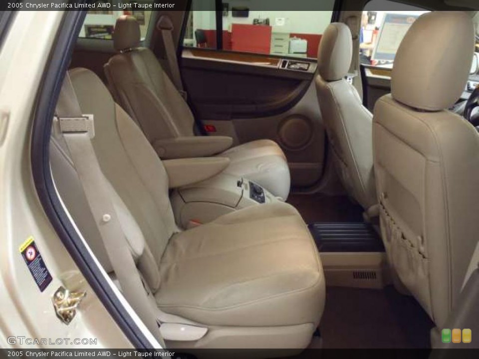 Light Taupe Interior Photo for the 2005 Chrysler Pacifica Limited AWD #38306667