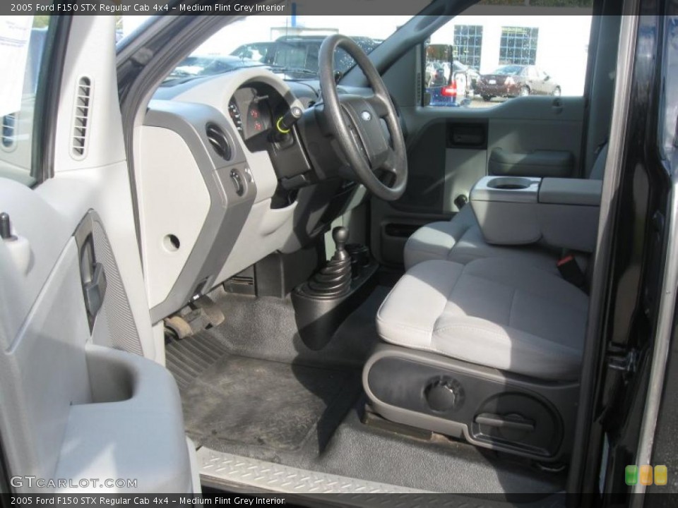 Medium Flint Grey Interior Photo for the 2005 Ford F150 STX Regular Cab 4x4 #38321699