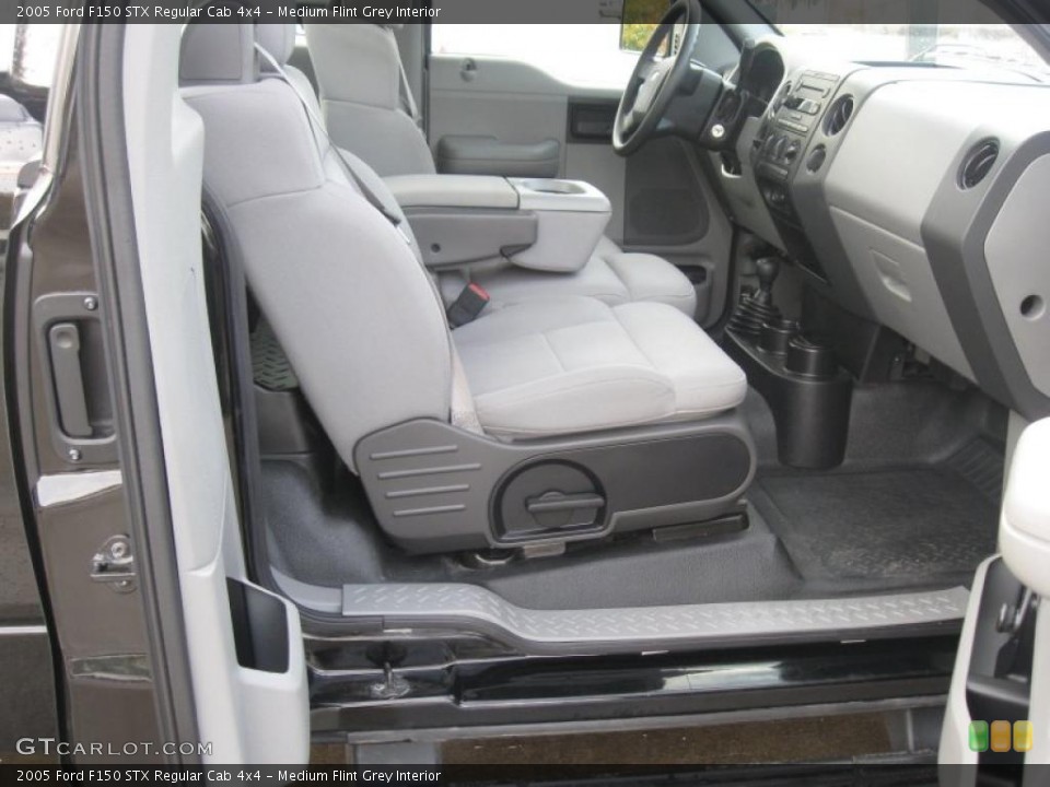 Medium Flint Grey Interior Photo for the 2005 Ford F150 STX Regular Cab 4x4 #38321787