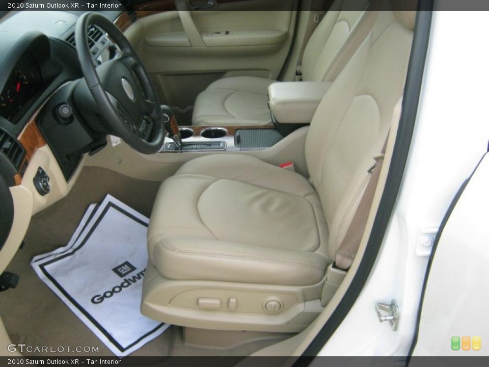 Tan Interior Photo for the 2010 Saturn Outlook XR #38333687