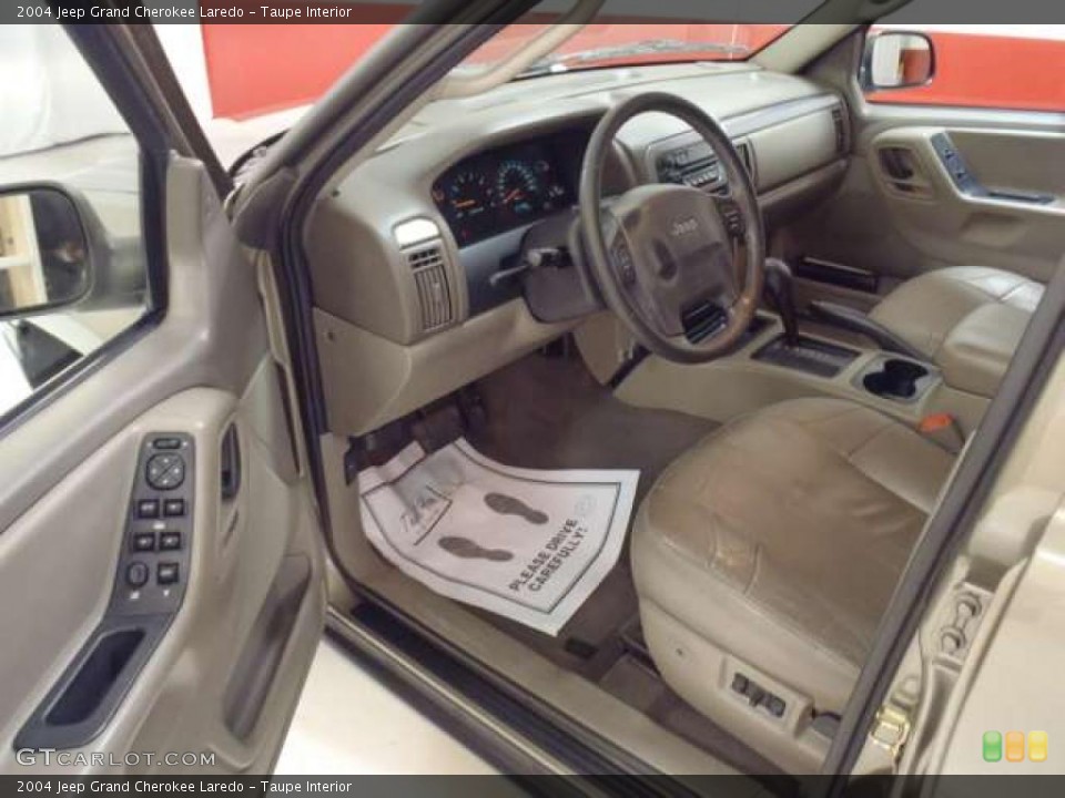 Taupe Interior Photo for the 2004 Jeep Grand Cherokee Laredo #38343905