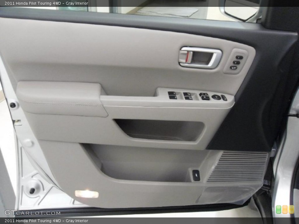 Gray Interior Photo for the 2011 Honda Pilot Touring 4WD #38352126