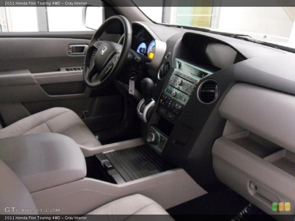 Gray Interior Photo for the 2011 Honda Pilot Touring 4WD #38352378