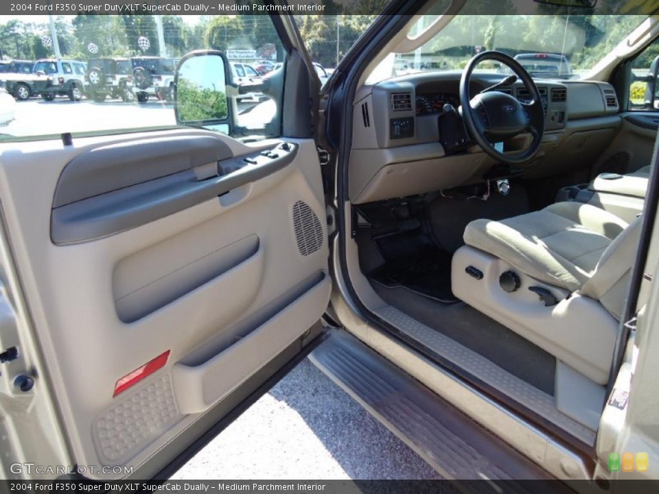 Medium Parchment Interior Photo for the 2004 Ford F350 Super Duty XLT SuperCab Dually #38365626