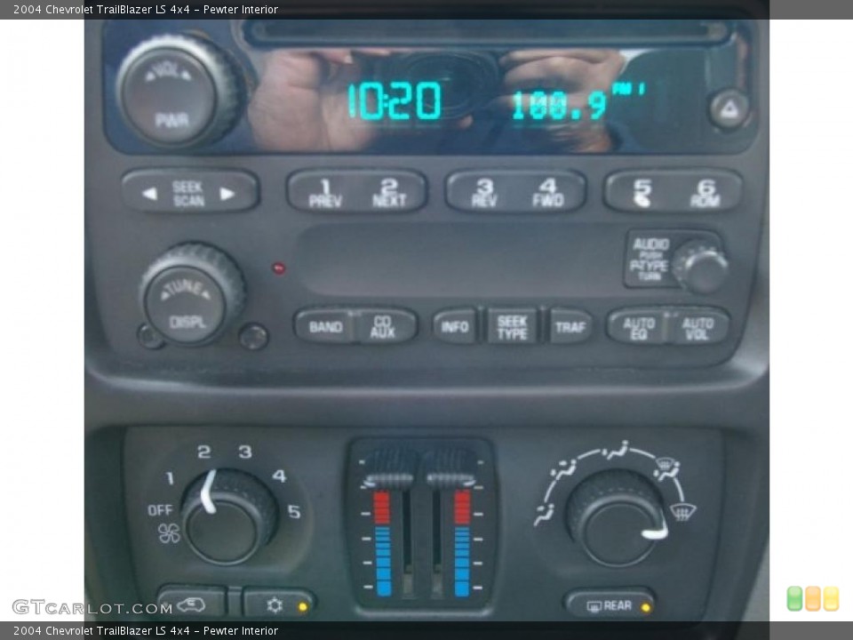 Pewter Interior Controls for the 2004 Chevrolet TrailBlazer LS 4x4 #38380271