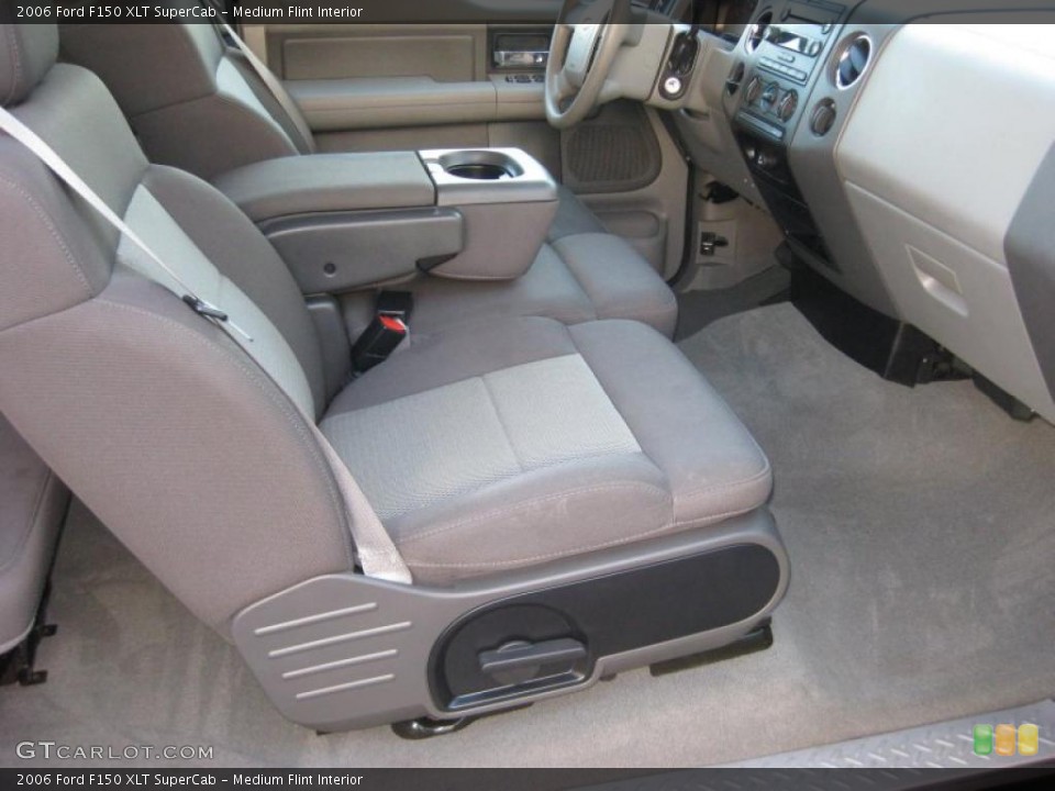 Medium Flint Interior Photo for the 2006 Ford F150 XLT SuperCab #38390647